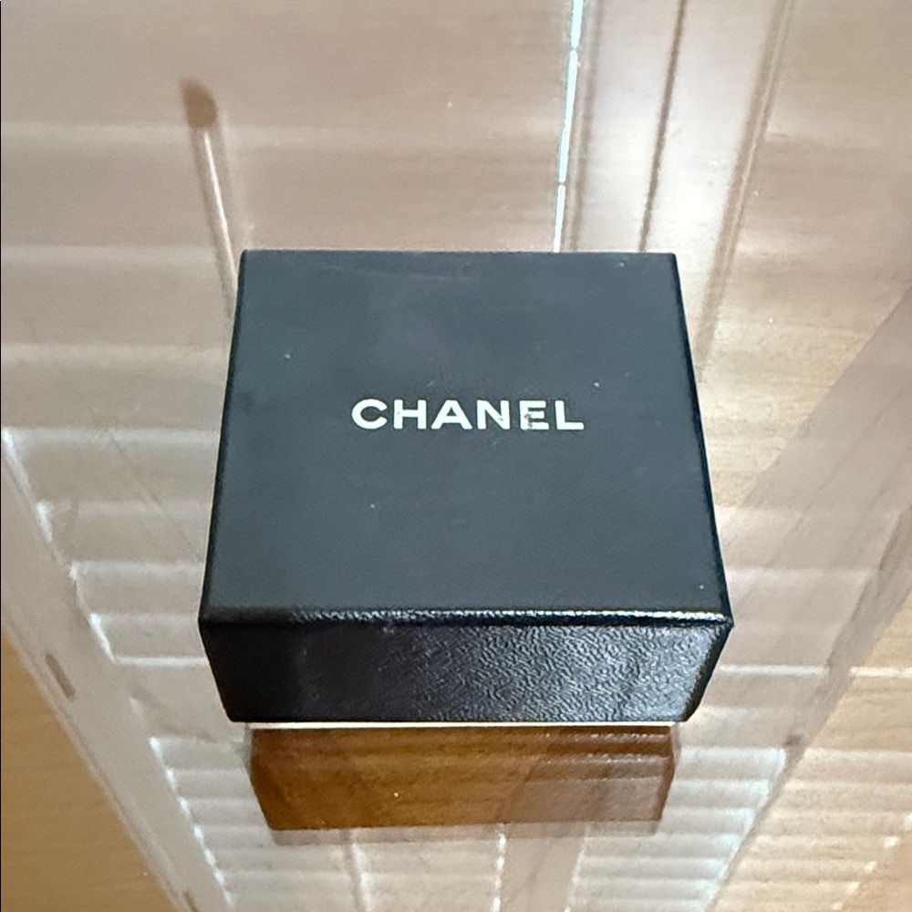 CHANEL Vibrant Rainbow Hair Clip - Picture 8 of 9